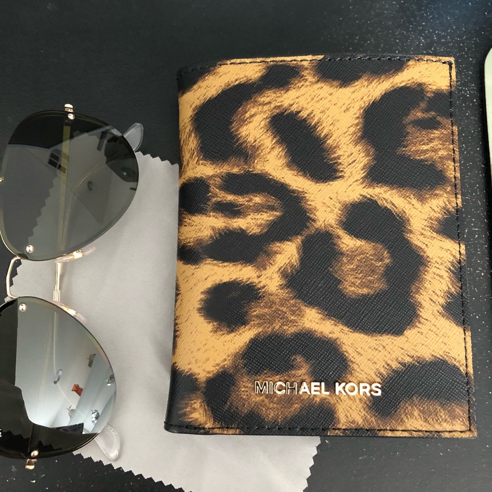 SOLD ❗️❗️❗️Michael Kors Passport Wallet